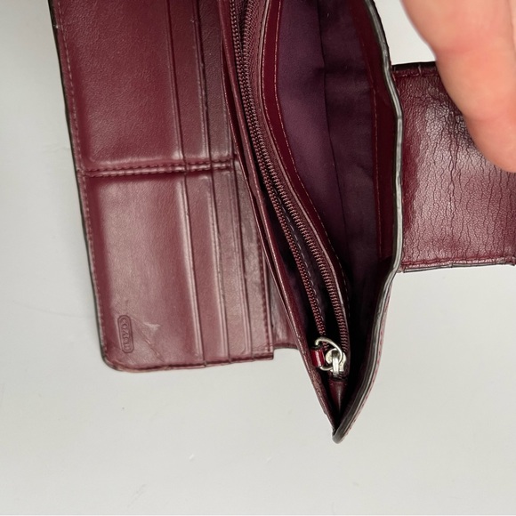 Coach Ashley Burgundy Patent Leather Cursive Logo Wallet GUC - Picture 5 of 5